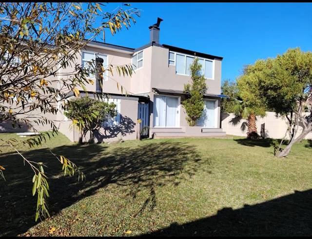 4 BEDROOM HOUSE FOR SALE IN PRINGLE BAY